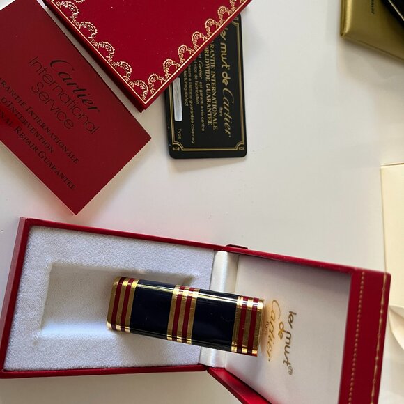 CARTIER - 18 CARAT GOLD VINTAGE LIGHTER - WITH NAVY/RED LAQUER STRIPES. - Picture 5 of 7